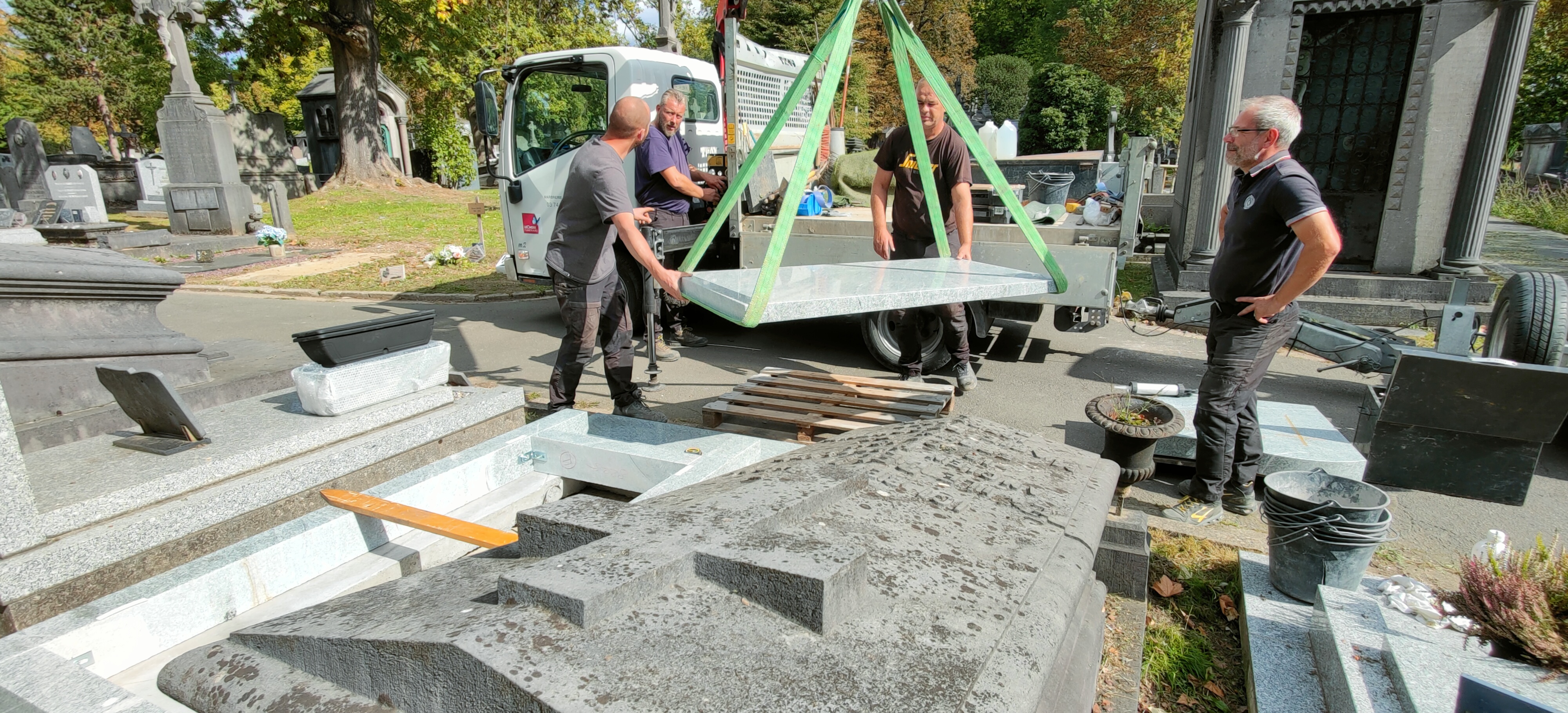 L’installation de la pierre tombale 