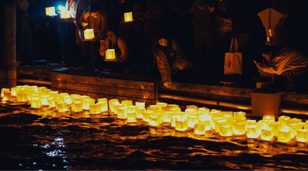 fête des mort japon tradition des lanternes flottantes